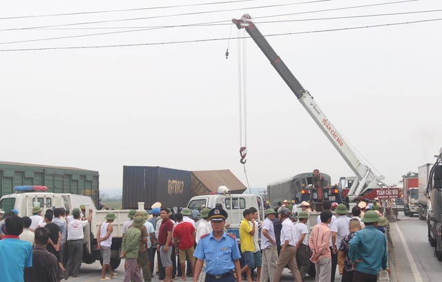 Rùng mình khoảnh khắc xe tải lao vào đường sắt bị tàu hỏa tông văng ở Nghệ An - 1