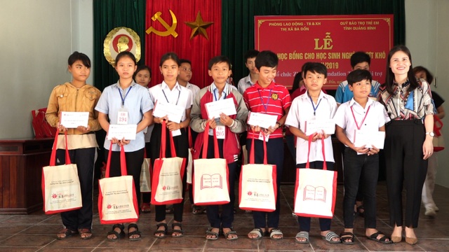 Học sinh nghèo Quảng Bình nhận học bổng từ tổ chức Đài Loan - 1