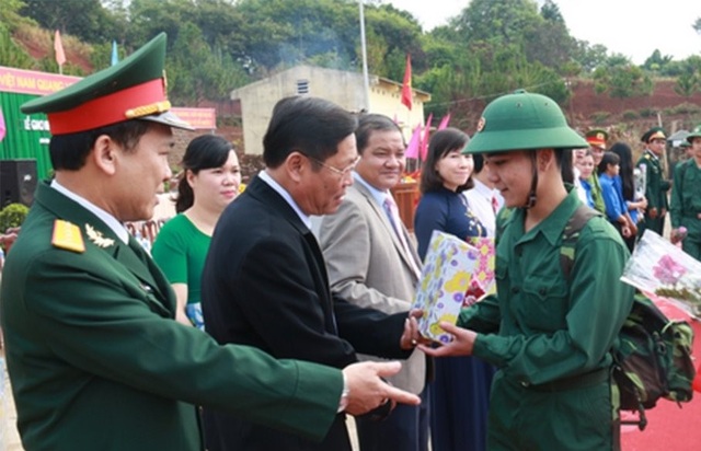 Khởi tố đôi vợ chồng lo bằng được để con trai không phải nhập ngũ - 1