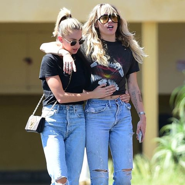 Miley Cyrus xuống cân, hốc hác sau khi chia tay chồng - 5 Miley Cyrus xuống cân, hốc hác sau khi chia tay chồng - 5