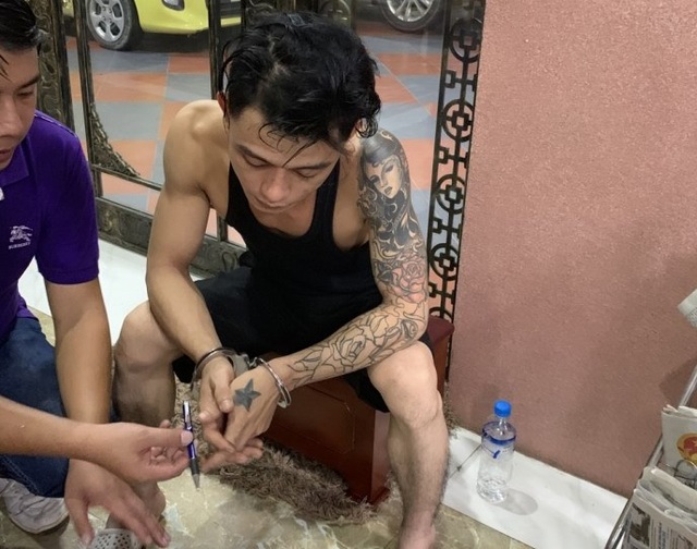 Đột kích, triệt xóa 2 tụ điểm mại dâm gây nhức nhối - 4 Đột kích, triệt xóa 2 tụ điểm mại dâm gây nhức nhối - 4