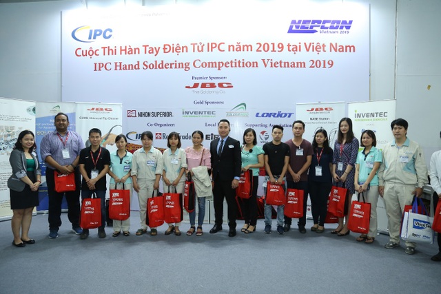 Nữ “tay hàn” giành chức vô địch tại triển lãm NEPCON - 1 Nữ “tay hàn” giành chức vô địch tại triển lãm NEPCON - 1