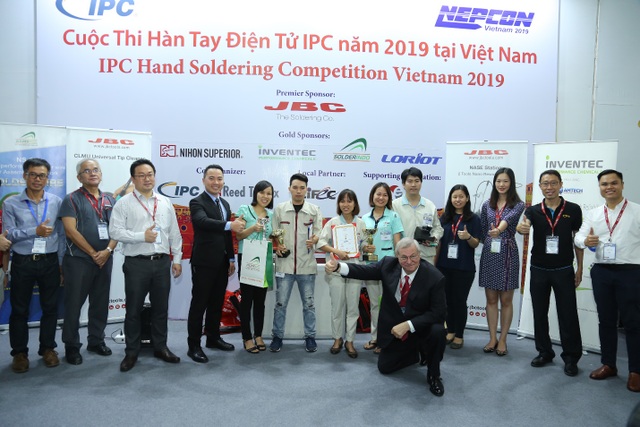 Nữ “tay hàn” giành chức vô địch tại triển lãm NEPCON - 2 Nữ “tay hàn” giành chức vô địch tại triển lãm NEPCON - 2