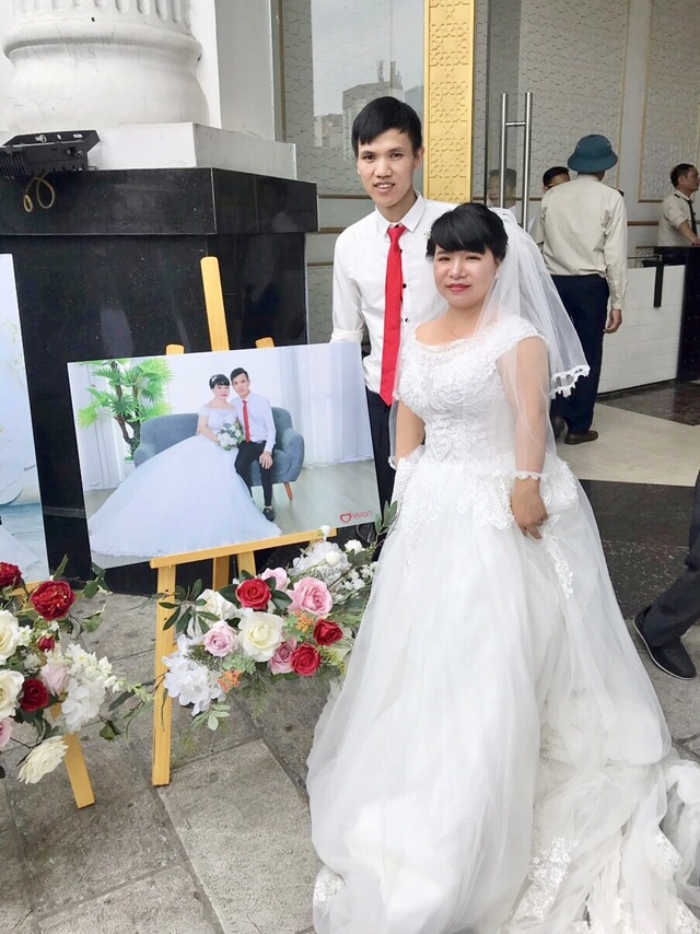 Nghẹn ngào với câu chuyện tình yêu của người vợ “tí hon” và chồng khuyết tật - 1 Nghẹn ngào với câu chuyện tình yêu của người vợ “tí hon” và chồng khuyết tật - 1