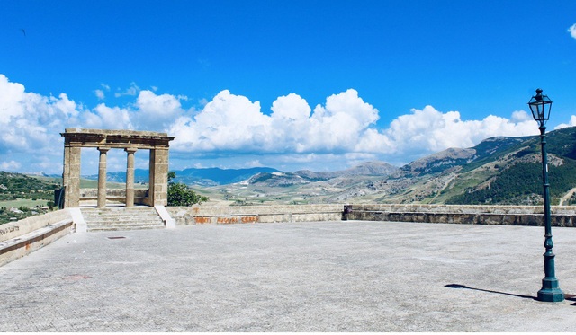 Người Trung Quốc đổ xô đến mua nhà ở Sicily, Ý không chỉ vì giá 1 euro - 6 Người Trung Quốc đổ xô đến mua nhà ở Sicily, Ý không chỉ vì giá 1 euro - 6