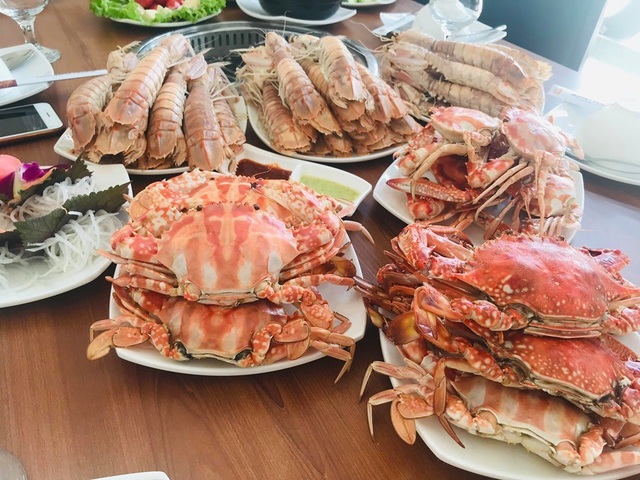 Ăn buffet hải sản, thủ túi nilon mang về chục con ghẹ, 1,5kg bề bề - 2 Ăn buffet hải sản, thủ túi nilon mang về chục con ghẹ, 1,5kg bề bề - 2