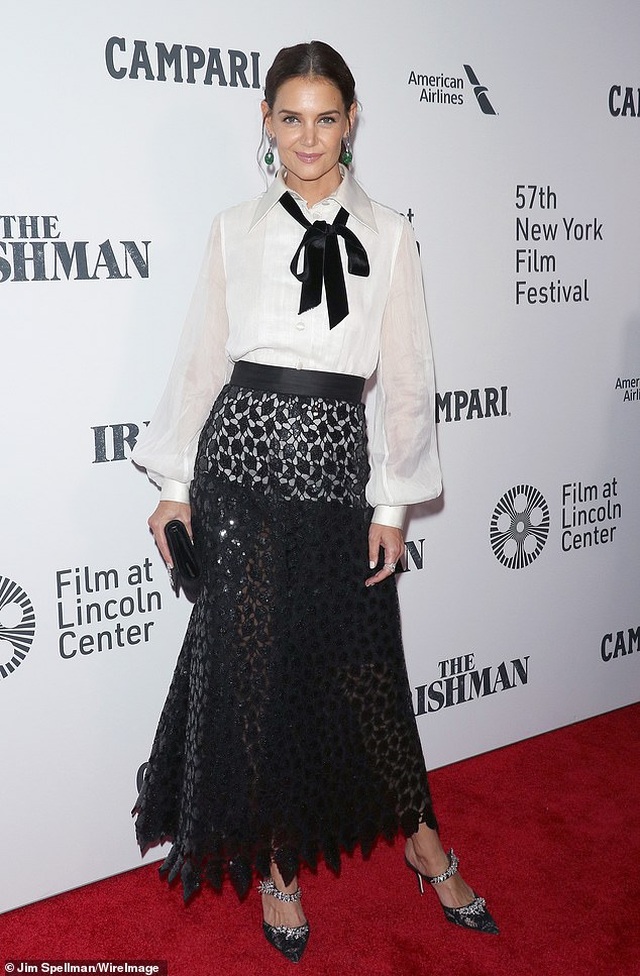Fan ôm chầm Katie Holmes trên phố - 5 Fan ôm chầm Katie Holmes trên phố - 5