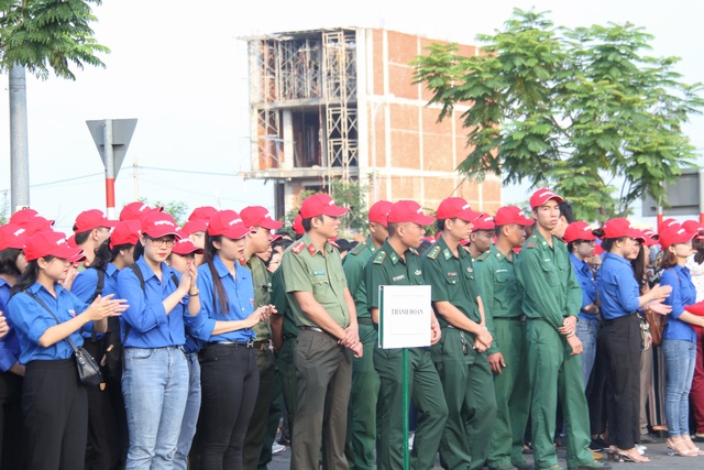 Hơn 2.000 người ra quân làm sạch môi trường tại Đà Nẵng - 1 Hơn 2.000 người ra quân làm sạch môi trường tại Đà Nẵng - 1