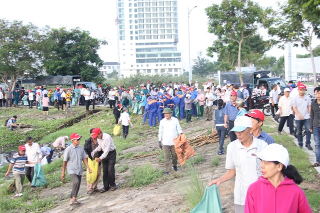 Hơn 2.000 người ra quân làm sạch môi trường tại Đà Nẵng - 2 Hơn 2.000 người ra quân làm sạch môi trường tại Đà Nẵng - 2