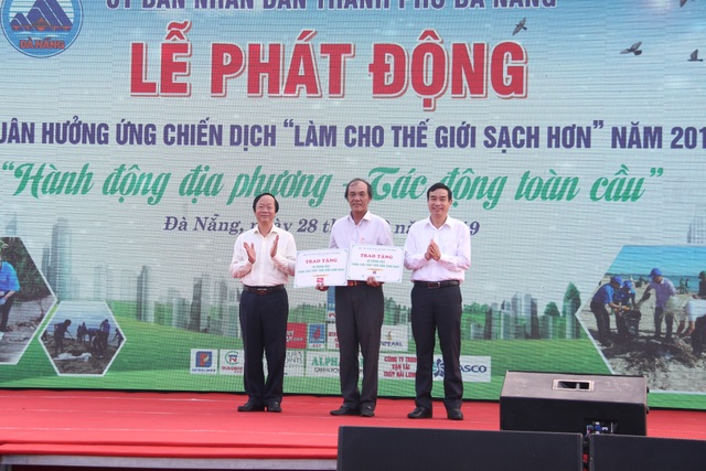 Hơn 2.000 người ra quân làm sạch môi trường tại Đà Nẵng - 4 Hơn 2.000 người ra quân làm sạch môi trường tại Đà Nẵng - 4