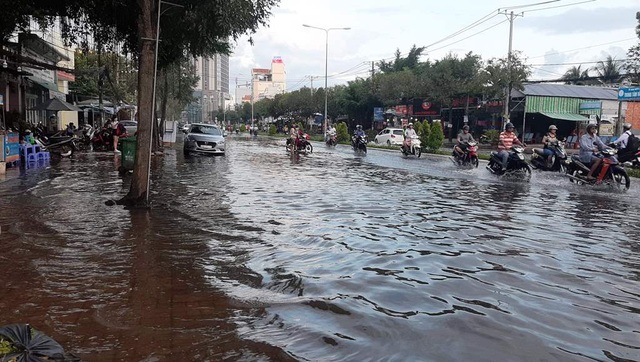 Triều cường dâng cao, đường phố Cần Thơ, Vĩnh Long lênh láng nước - 1 Triều cường dâng cao, đường phố Cần Thơ, Vĩnh Long lênh láng nước - 1