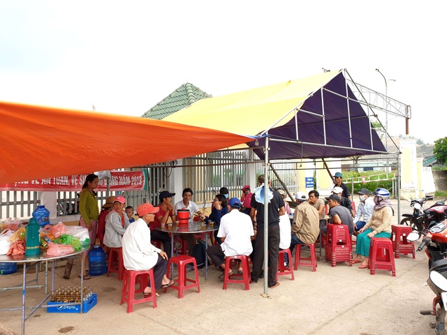 Dân ngăn cản nhà máy cồn Đại Tân vì ô nhiễm Dân ngăn cản nhà máy cồn Đại Tân vì ô nhiễm