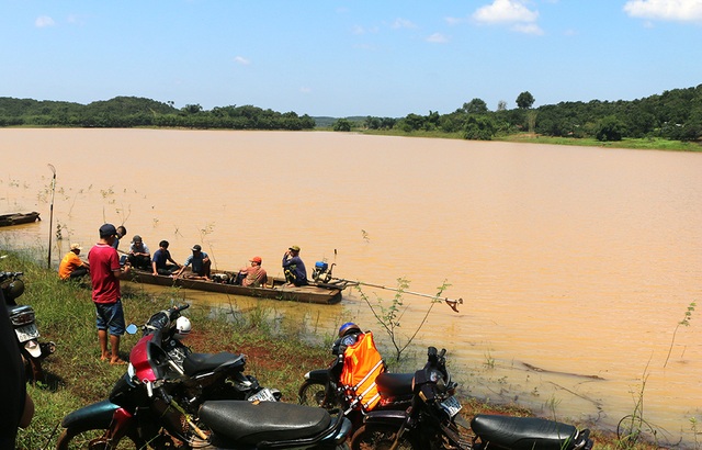 Đi tìm gỗ hương, một người mất tích tại hồ thủy điện Thác Mơ - 1 Đi tìm gỗ hương, một người mất tích tại hồ thủy điện Thác Mơ - 1
