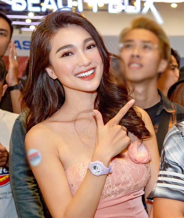 Hai người yêu tin đồn xinh đẹp của cầu thủ sở hữu triệu lượt theo dõi trên facebook - 4 Hai người yêu tin đồn xinh đẹp của cầu thủ sở hữu triệu lượt theo dõi trên facebook - 4