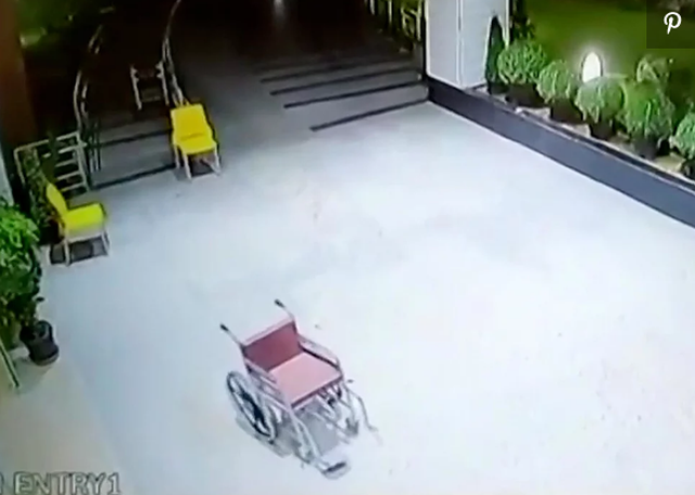 Clip xe lăn không người lái tự đi trong bệnh viện gây sốc
