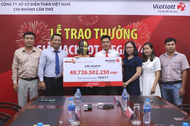 Chi hơn 9 triệu đồng mua vé số, vị khách “ẵm” giải độc đắc gần 50 tỷ đồng - 1 Chi hơn 9 triệu đồng mua vé số, vị khách “ẵm” giải độc đắc gần 50 tỷ đồng - 1