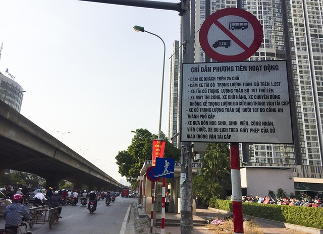 Xe quá khổ quá tải tiếp tục “đại náo” phố cấm ở Hà Nội - 5 Xe quá khổ quá tải tiếp tục “đại náo” phố cấm ở Hà Nội - 5