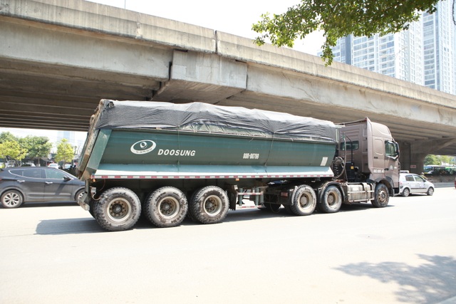 Xe quá khổ quá tải tiếp tục “đại náo” phố cấm ở Hà Nội - 2 Xe quá khổ quá tải tiếp tục “đại náo” phố cấm ở Hà Nội - 2