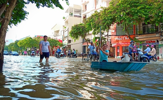 Người dân Sài Gòn, Cần Thơ quay cuồng lội nước trong ngày đầu tuần - 30 Người dân Sài Gòn, Cần Thơ quay cuồng lội nước trong ngày đầu tuần - 30
