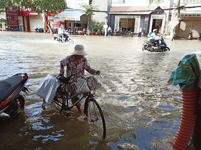 Người dân Sài Gòn, Cần Thơ quay cuồng lội nước trong ngày đầu tuần - 28 Người dân Sài Gòn, Cần Thơ quay cuồng lội nước trong ngày đầu tuần - 28