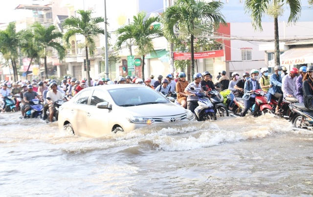 Người dân Sài Gòn, Cần Thơ quay cuồng lội nước trong ngày đầu tuần - 16