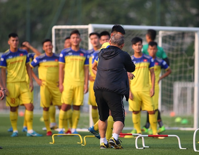 Cầu thủ U22 Việt Nam than khó vì tập sân nhân tạo, thầy Park không hài lòng - Ảnh minh hoạ 5