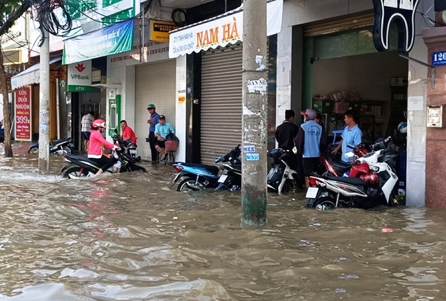 Người dân Sài Gòn, Cần Thơ quay cuồng lội nước trong ngày đầu tuần - 31 Người dân Sài Gòn, Cần Thơ quay cuồng lội nước trong ngày đầu tuần - 31