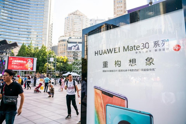 Người Trung Quốc xếp hàng mua điện thoại Huawei chẳng kém gì ở Apple Store