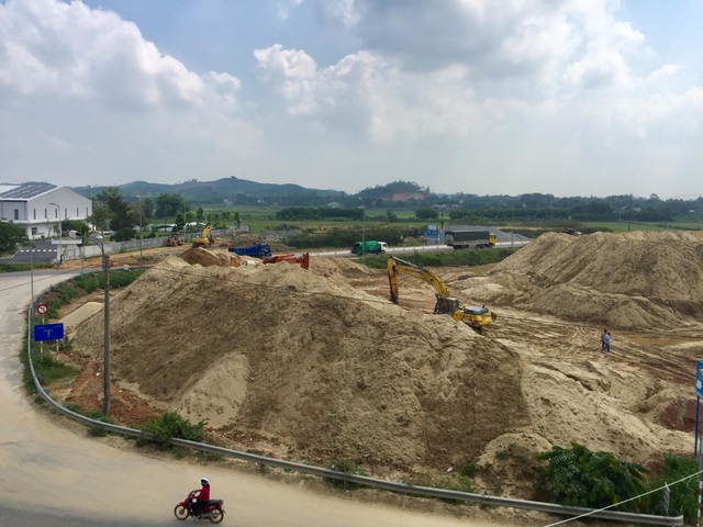 Đất dự án thành bãi cát trái phép: Xâm lấn hành lang an toàn quốc lộ 1A! - 4 Đất dự án thành bãi cát trái phép: Xâm lấn hành lang an toàn quốc lộ 1A! - 4