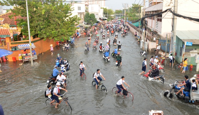 Người dân Sài Gòn, Cần Thơ quay cuồng lội nước trong ngày đầu tuần - 3 Người dân Sài Gòn, Cần Thơ quay cuồng lội nước trong ngày đầu tuần - 3