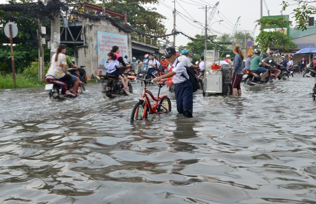 Người dân Sài Gòn, Cần Thơ quay cuồng lội nước trong ngày đầu tuần - 13 Người dân Sài Gòn, Cần Thơ quay cuồng lội nước trong ngày đầu tuần - 13