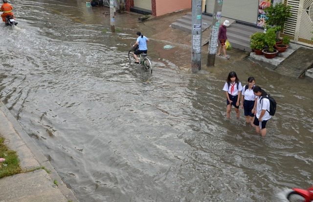 Người dân Sài Gòn, Cần Thơ quay cuồng lội nước trong ngày đầu tuần - 8