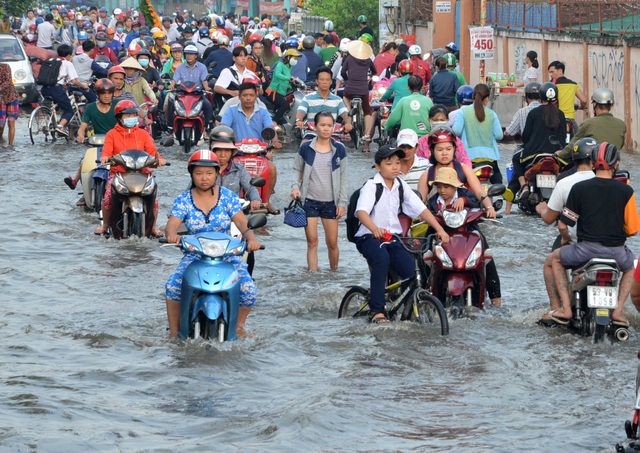 Người dân Sài Gòn, Cần Thơ quay cuồng lội nước trong ngày đầu tuần - 5 Người dân Sài Gòn, Cần Thơ quay cuồng lội nước trong ngày đầu tuần - 5