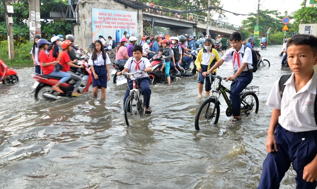 Người dân Sài Gòn, Cần Thơ quay cuồng lội nước trong ngày đầu tuần - 12 Người dân Sài Gòn, Cần Thơ quay cuồng lội nước trong ngày đầu tuần - 12