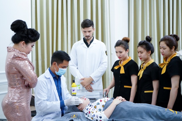 Lộ diện siêu phẩm từ Hàn Quốc được chuyển giao đầu tiên tại Thẩm Mỹ Quốc Tế Linh Anh - 8 Lộ diện siêu phẩm từ Hàn Quốc được chuyển giao đầu tiên tại Thẩm Mỹ Quốc Tế Linh Anh - 8