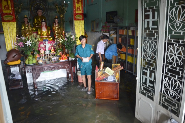 Người Sài Gòn hối hả xây tường rào chống giặc nước - 6 Người Sài Gòn hối hả xây tường rào chống giặc nước - 6