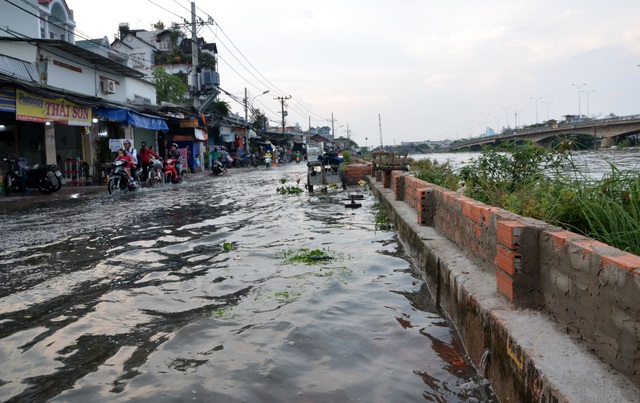 Người Sài Gòn vật vã lội sông, vượt nước ngập về nhà - 8 Người Sài Gòn vật vã lội sông, vượt nước ngập về nhà - 8