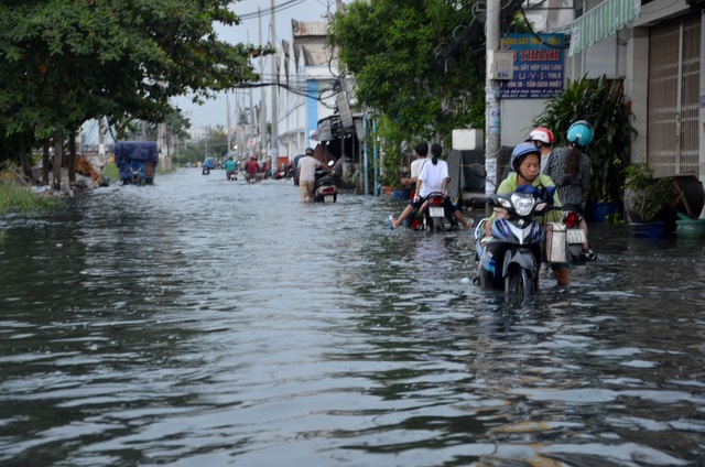 Người Sài Gòn vật vã lội sông, vượt nước ngập về nhà - 12 Người Sài Gòn vật vã lội sông, vượt nước ngập về nhà - 12