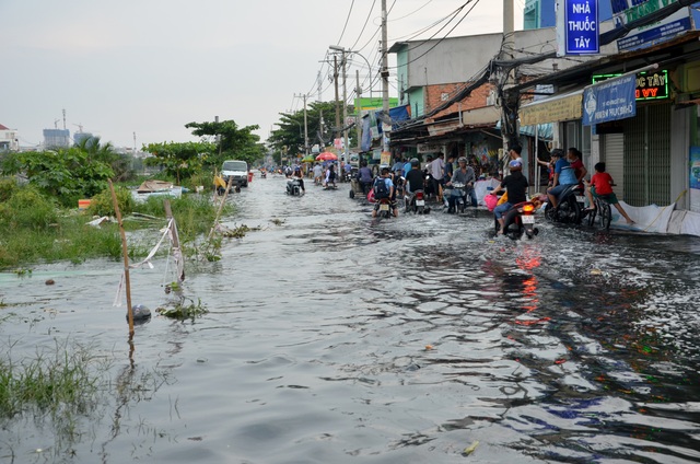 Người Sài Gòn vật vã lội sông, vượt nước ngập về nhà  - 9