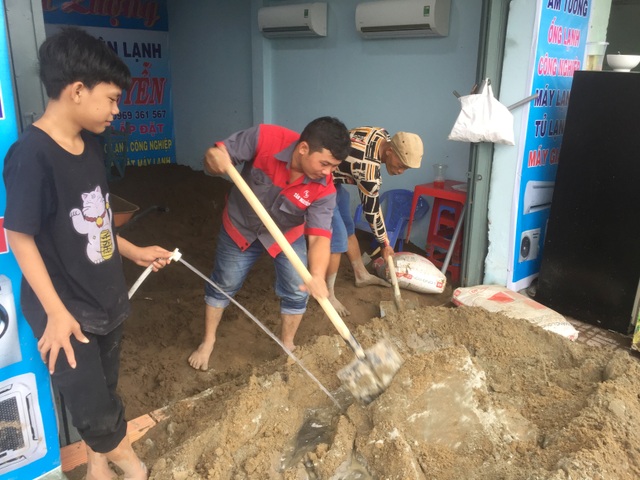 Người Sài Gòn vật vã lội sông, vượt nước ngập về nhà - 7 Người Sài Gòn vật vã lội sông, vượt nước ngập về nhà - 7