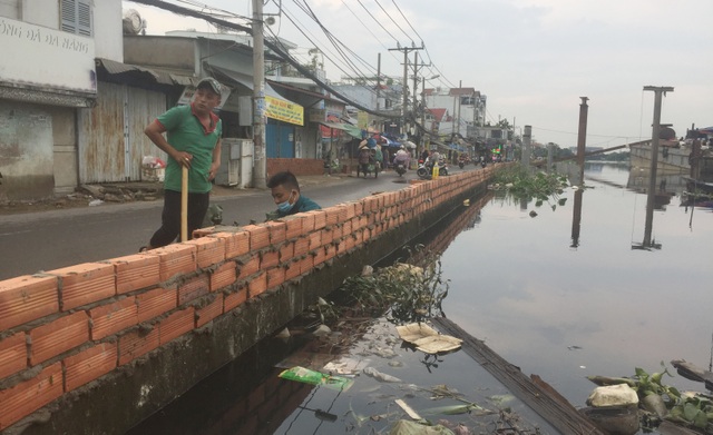 Người Sài Gòn vật vã lội sông, vượt nước ngập về nhà - 4 Người Sài Gòn vật vã lội sông, vượt nước ngập về nhà - 4