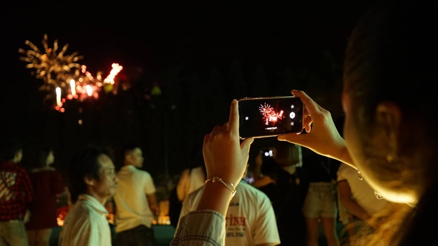 Pháo hoa rực rỡ chào năm mới 2019 - 3 Pháo hoa rực rỡ chào năm mới 2019 - 3