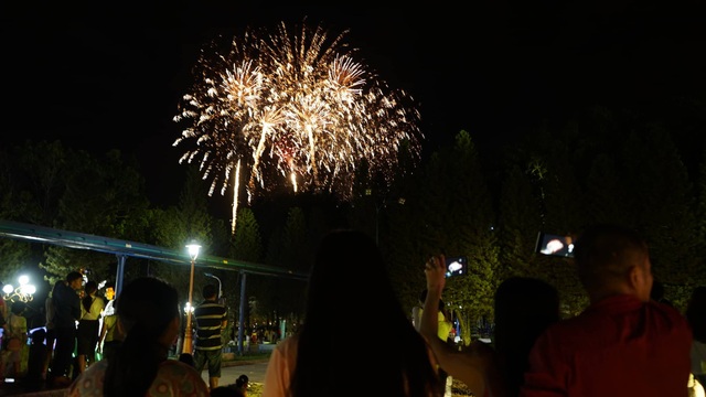 Pháo hoa rực rỡ chào năm mới 2019 - 5 Pháo hoa rực rỡ chào năm mới 2019 - 5
