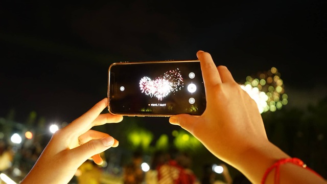 Pháo hoa rực rỡ chào năm mới 2019 - 8
Khoảnh khắc đẹp của năm mới 2019 (Ảnh: Phạm Nguyễn)