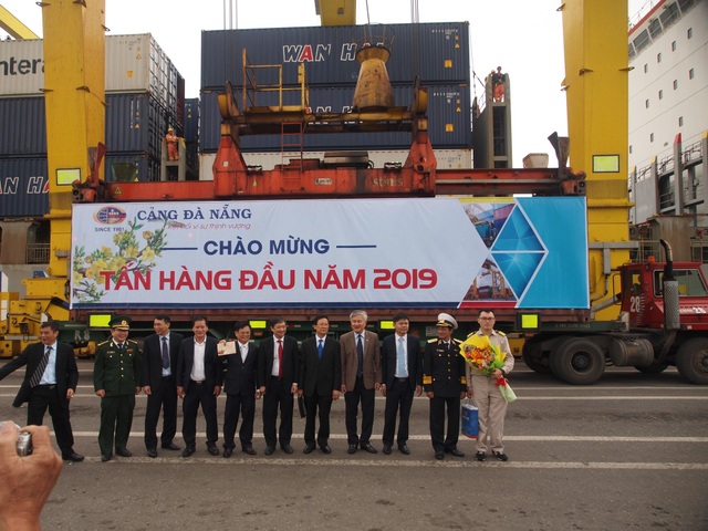 Đón tấn hàng đầu năm qua cảng Đà Nẵng - 1 Tấn hàng đầu năm 2019 qua cảng Đà Nẵng