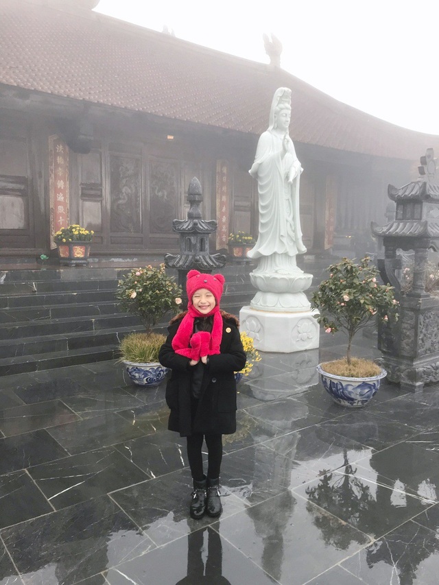 8 tuổi, con gái Hoa hậu Ngọc Diễm chinh phục Fansipan âm 4 độ C - 4 Năn nỉ mãi với lời hứa ngày mai mình sẽ lên đỉnh Fansipan xem thế nào, nàng mới chịu ngủ, không quên đặt đồng hồ mai dậy sớm, Ngọc Diễm cho biết.