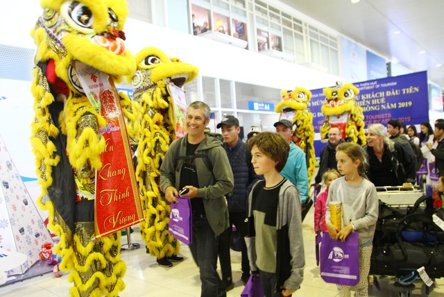 Huế tưng bừng chào đón du khách đường hàng không năm 2019 - 11 Bước vào ga đến, du khách rất thích thú trước nét văn hóa Á Đông đậm sắc màu