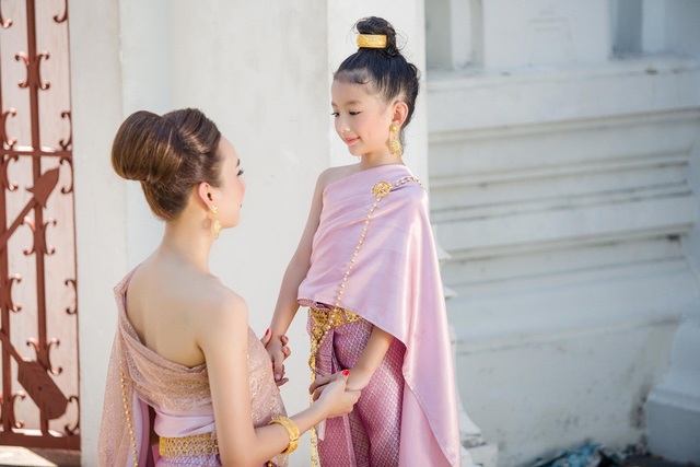 Bí mật riêng tư bất ngờ về ngày đầu năm mới của sao Việt - 6 Hoa hậu Ngọc Diễm dành nhiều thời gian rong ruổi cùng con trên những chặng hành trình trong suốt năm qua.