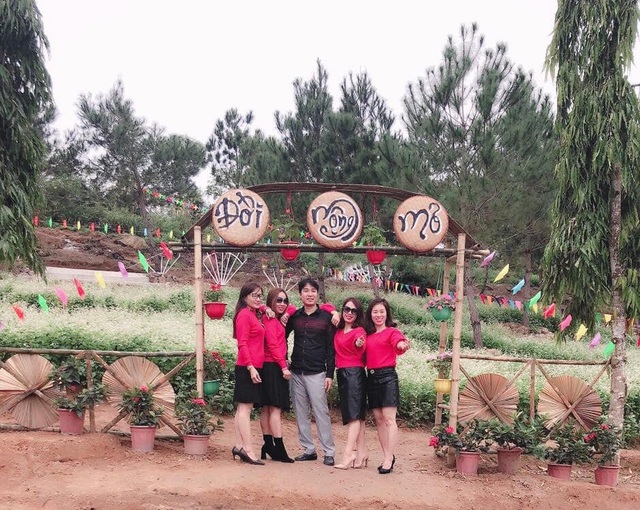 Nghệ An: Hàng vạn du khách đổ về cánh đồng hoa dịp Tết dương lịch - 8 Nhiều bạn trẻ đã đến nơi tham quan và chụp ảnh ghi lại những kỷ niệm không có lần thứ 2.