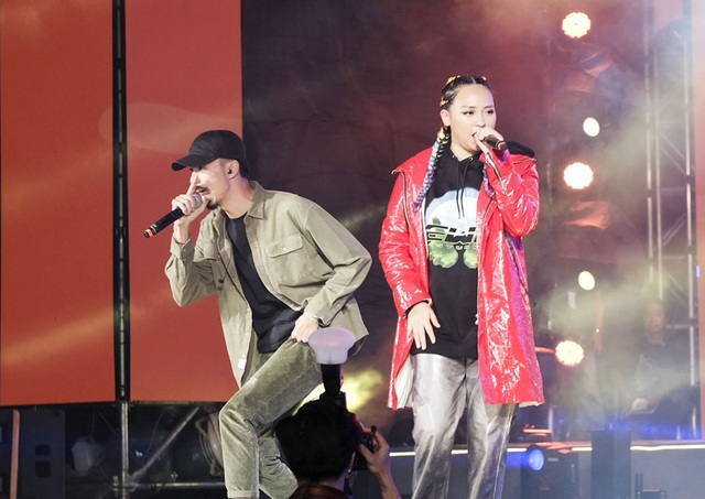 Bộ đôi nghệ sĩ kết lại màn biểu diễn của mình cùng với mash up “Loving you” hoành tráng.